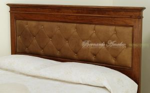 Letto classico matrimoniale in legno massiccio con pannello testiera imbottito in vera pelle